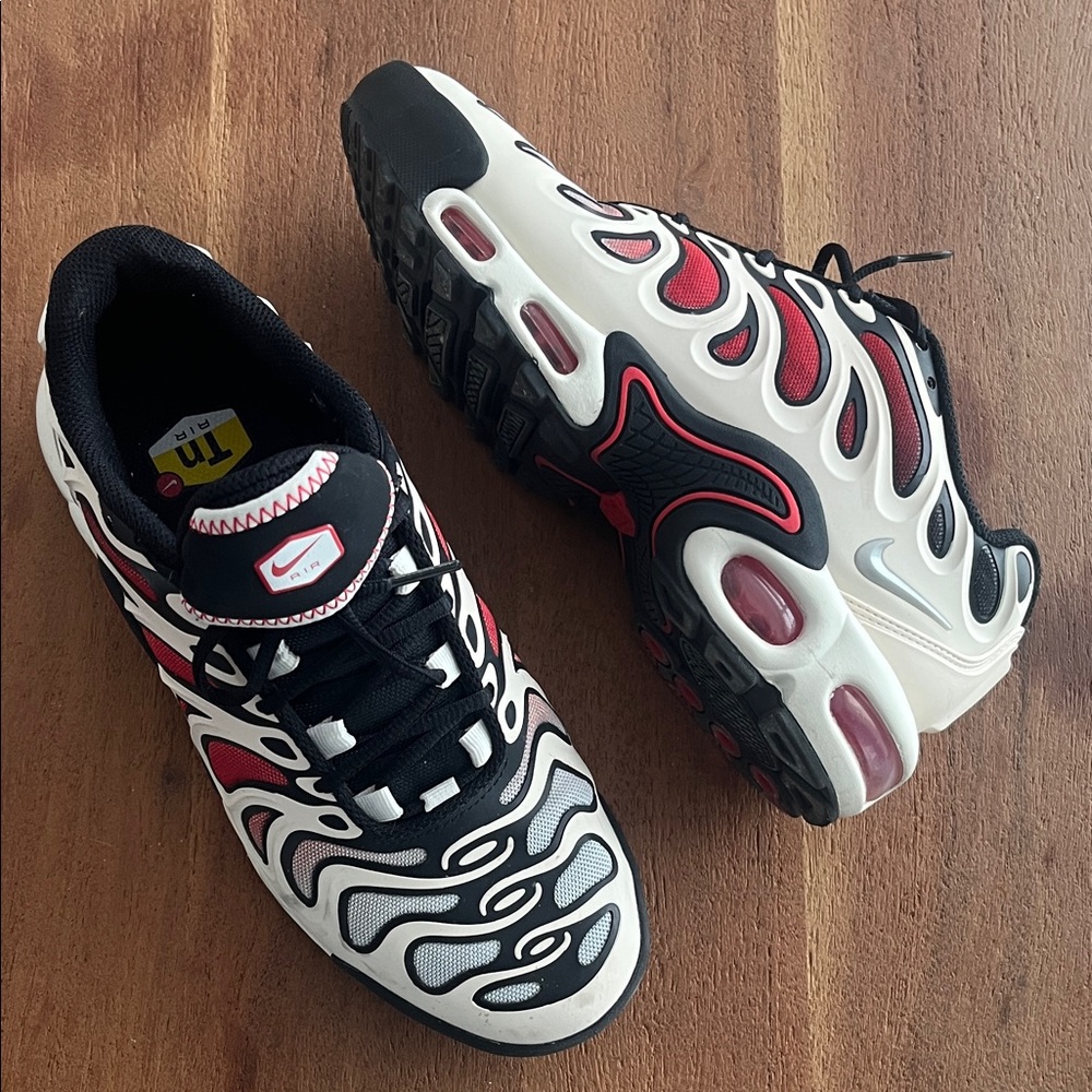 Nike Air Max Plus Drift in the "Sail and Blk" colorway